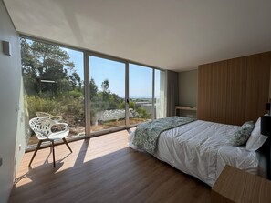 3 bedrooms, desk, free WiFi, bed sheets