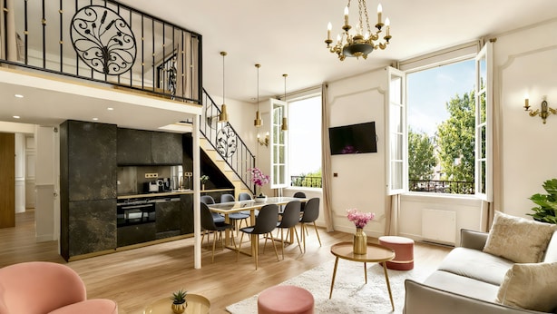 A modern living room with a staircase, a dining area, and a kitchen. - Merveil - Luxury Suite -ChampsElysees- Florentin I (Paris)