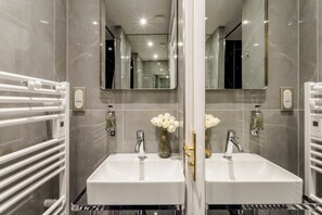 Sèche-cheveux, serviettes fournies