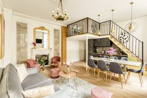 Smart TV, fireplace