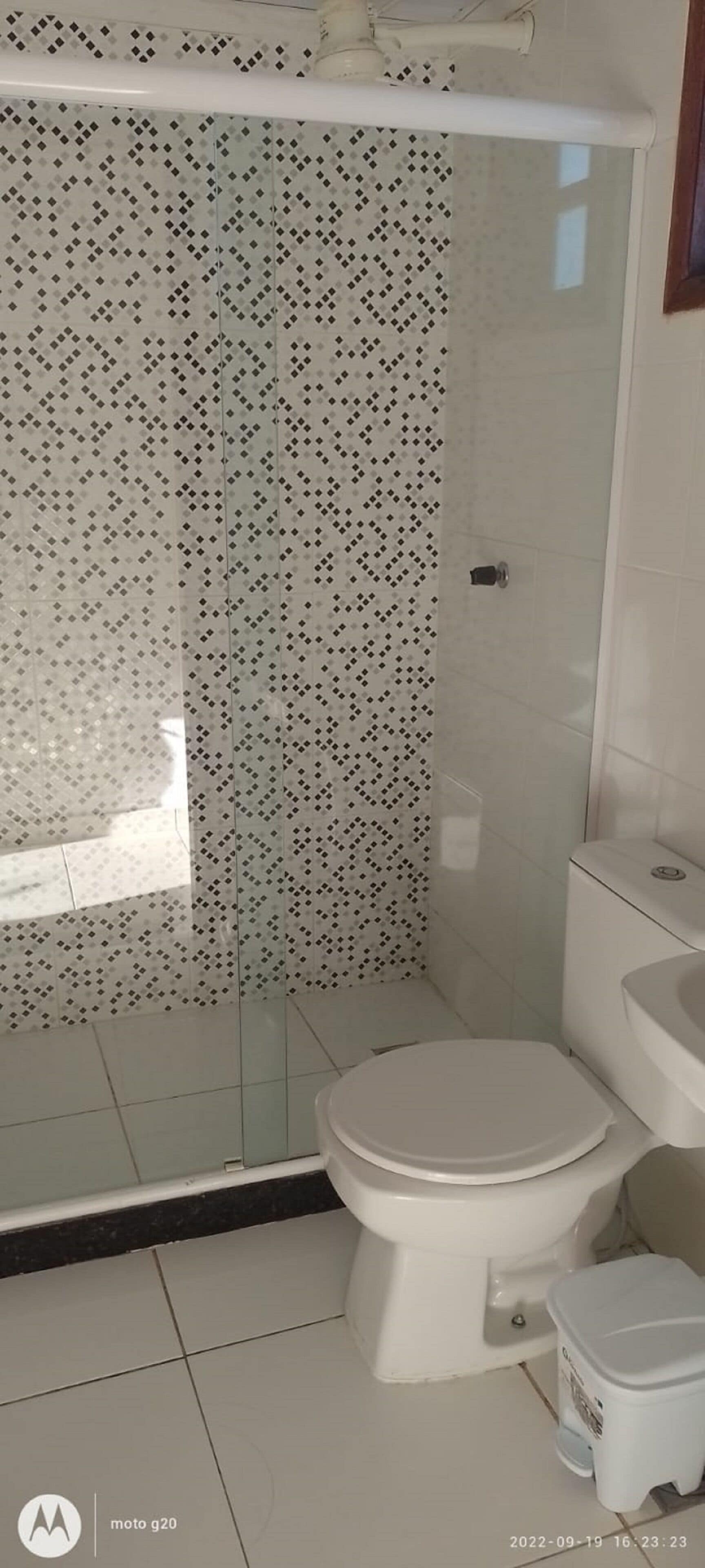 Buồng tắm vòi sen, vòi sen phun mưa, khăn tắm, xà phòng 