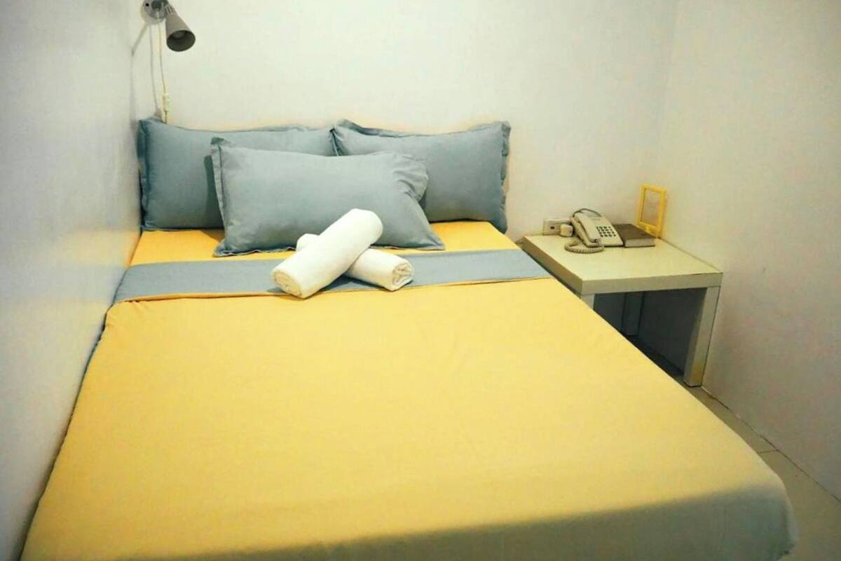 Budget Double Room | デスク、遮光カーテン、アイロン / アイロン台、WiFi (無料)