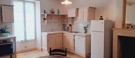 Geladeira, micro-ondas, fogão, cooktop