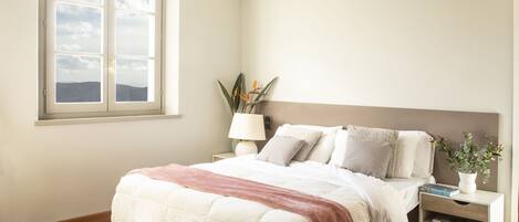 Camera Classic vista valle o terrazza privata | Ylelliset vuodevaatteet, untuvapeitot, minibaari, tallelokero huoneessa