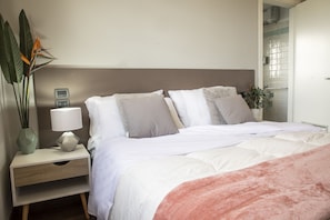 Ropa de cama de alta calidad, cubrecamas y minibar 
