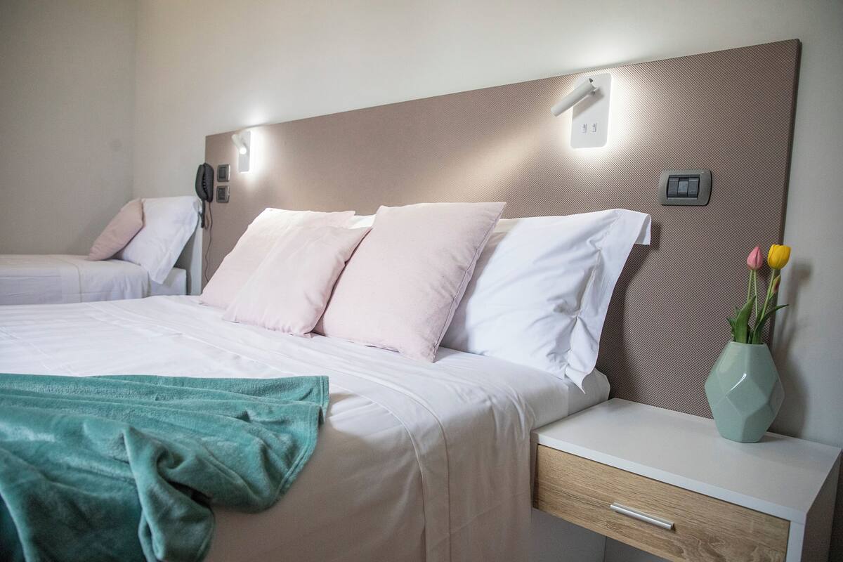 Camera Tripla Classic | Kaliteli yatak takımı, kuştüyü yorgan, minibar, odada kasa