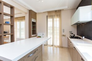 Luxury-Villa, 4 Schlafzimmer, eigener Pool | Eigene Küche | Geschirrspüler, Kochgeschirr/Geschirr/Besteck
