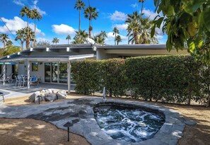 A modern house with a swimming pool, patio furniture, and palm trees. - Alexander in the Sun - Mid‑Century Pet‑Friendly Oasis: Pool, Spa & Mountains (Palm Springs)