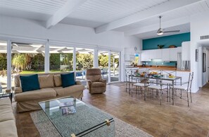 Smart TV, caminetto, tavolo da ping pong