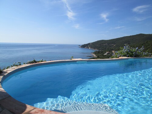 Superb 2/4-person apartment in Villa with swimming pool and panoramic sea view