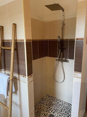 Shower, hair dryer, towels - Superb 2/4-person apartment in Villa with swimming pool and panoramic sea view (Conca)