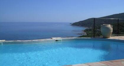 Superb 2/4-person apartment in Villa with swimming pool and panoramic sea view
