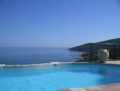 Superb 2/4-person apartment in Villa with swimming pool and panoramic sea view