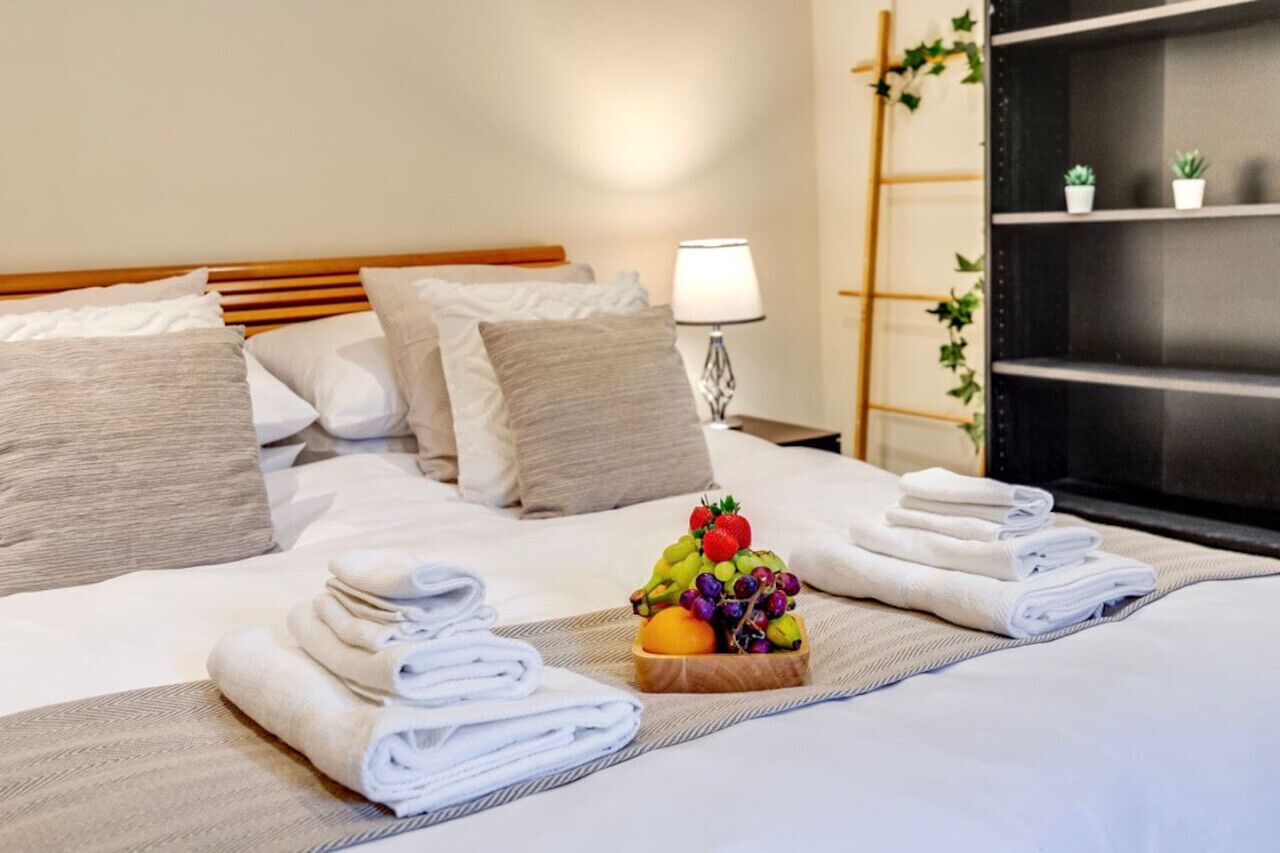 2 bedrooms, desk, iron/ironing board, travel crib