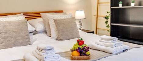 2 間睡房、書桌、熨斗/熨衫板、可攜式嬰兒床