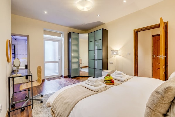 2 chambres, bureau, fer et planche à repasser, lit parapluie