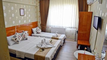 Habitación triple | Ropa de cama de alta calidad, wifi gratis, ropa de cama