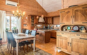 Kjøleskap, kokeplater, oppvaskmaskin og kaffetrakter/tekoker