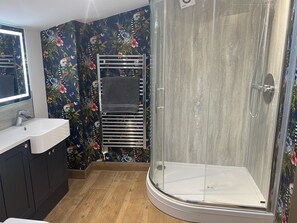 Dusche, Haartrockner, Handtücher