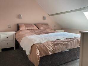3 bedrooms, travel cot, free WiFi, bed sheets - Beautiful barn conversion in the heart of the Brecon Beacons (Crickhowell)
