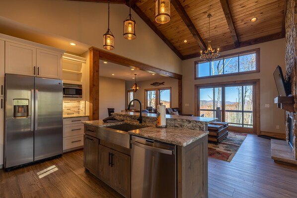 Réfrigérateur, four à micro-ondes, un four, surface de cuisson