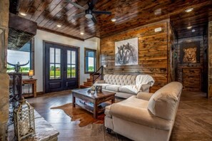 Smart TV, fireplace, table football - Peaceful Private Stay • Open-Concept Modern Lodge • Sleeps 20 Guests (BROKEN BOW)