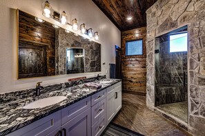 Towels - Peaceful Private Stay • Open-Concept Modern Lodge • Sleeps 20 Guests (BROKEN BOW)