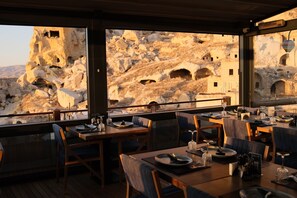Breakfast, lunch, dinner served; alfresco dining - Bala Cave House (Avanos)