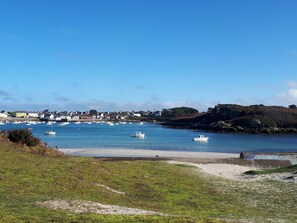 A coastal town with boats on the water, a sandy beach, and houses in the background. - A few steps from the beach, your neo-Breton in the Pays d'Iroise (Landunvez)