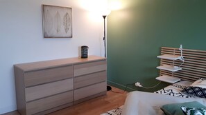 2 quartos, ferros/tábuas de passar roupa, berço de viagem, roupa de cama