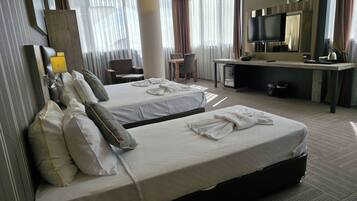 Deluxe Triple Room | 1 bedroom, in-room safe, free WiFi, bed sheets