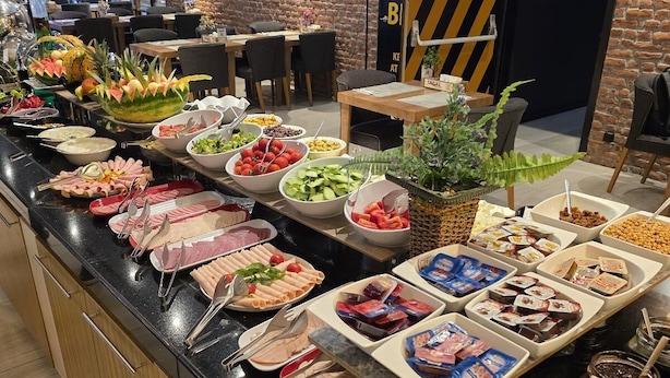 Ein reichhaltiges Buffet mit Speisen und Getränken.