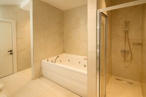 Standard Twin Room | Bathroom | Hair dryer, slippers, towels, soap - Empire Hotel İstanbul (Istanbul)