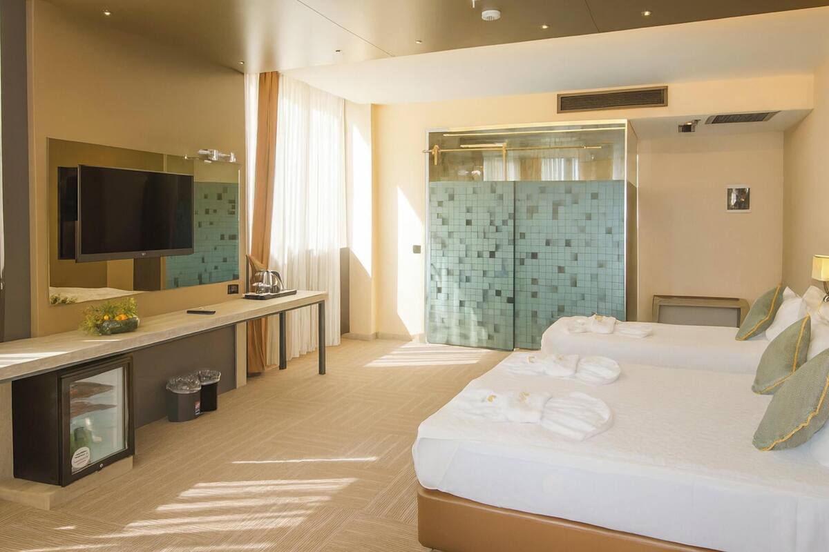 Habitación cuádruple estándar | Caja de seguridad en la habitación, wifi gratis y ropa de cama
