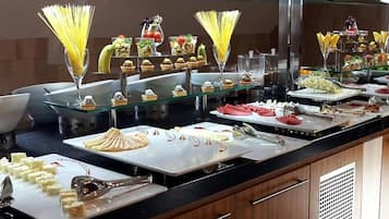 Desayuno buffet diario (EUR 10 por persona)