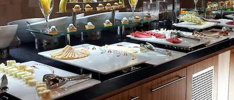 Desayuno buffet (EUR 10 por persona)