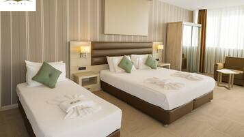 Deluxe Triple Room | 1 bedroom, in-room safe, free WiFi, bed sheets