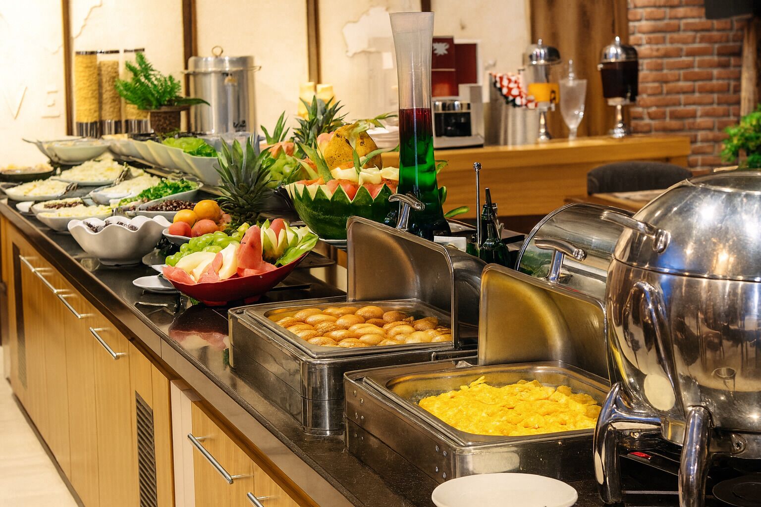 Desayuno buffet diario (EUR 10 por persona)