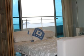 2 bedrooms, iron/ironing board, WiFi, bed sheets - 18G Oceanview Luxury Apt with Rooftop Pool (Panama City)