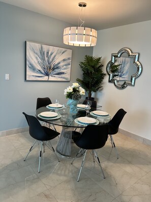 Dining - 18G Oceanview Luxury Apt with Rooftop Pool (Panama City)