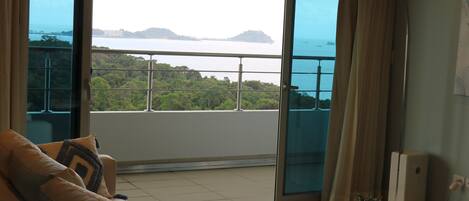 Una televisión, un futbolín, una mesa de tenis de mesa