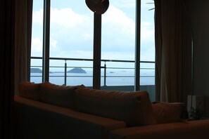 Interior - 18G Oceanview Luxury Apt with Rooftop Pool (Panama City)