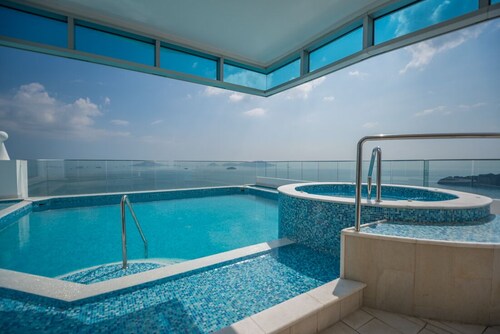 18G Oceanview Luxury Apt with Rooftop Pool