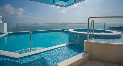 18G Oceanview Luxury Apt with Rooftop Pool