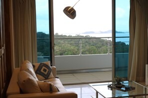 Una televisión, un futbolín, una mesa de tenis de mesa