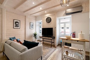 TV - Holiday Apartment "Casa Na Travessa" with A/C & Wi-Fi (Faro)