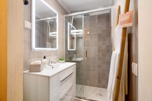 Douche, sèche-cheveux, serviettes fournies