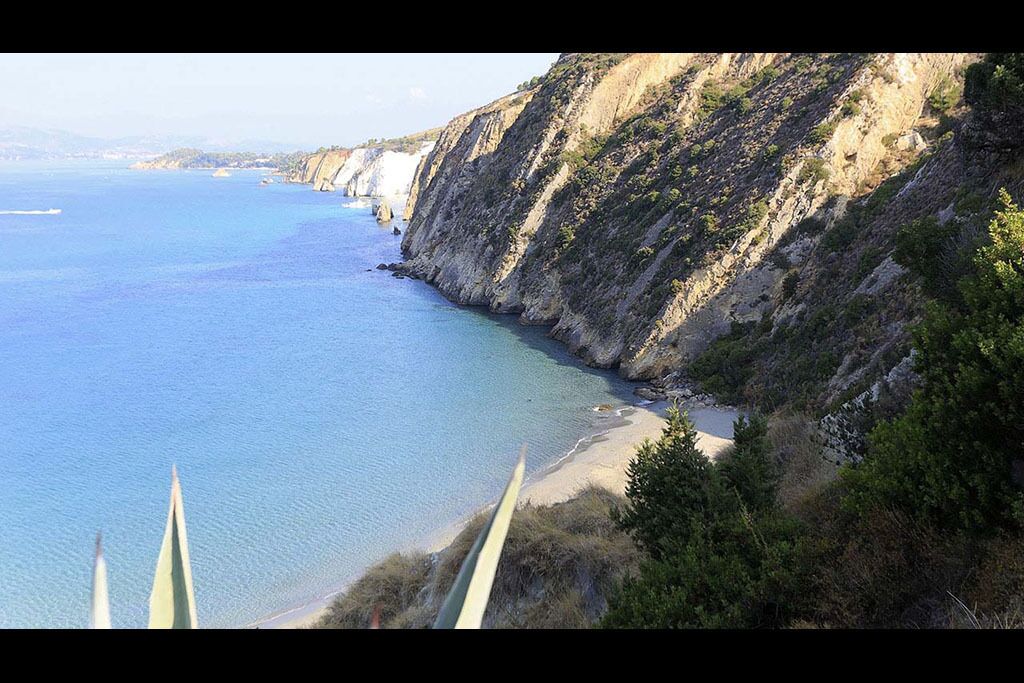 在海灘附近、沙灘巾