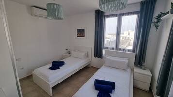 3 slaapkamers, een strijkplank/strijkijzer, gratis wifi, beddengoed