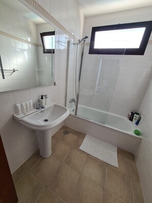 Dusche, Haartrockner, Handtücher